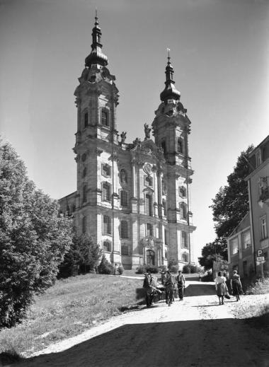 An der Gaststätte Goldener Hirsch